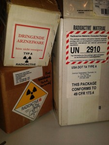 Diverse Transportverpackungen von radioaktiven Stoffen aus der Medizin