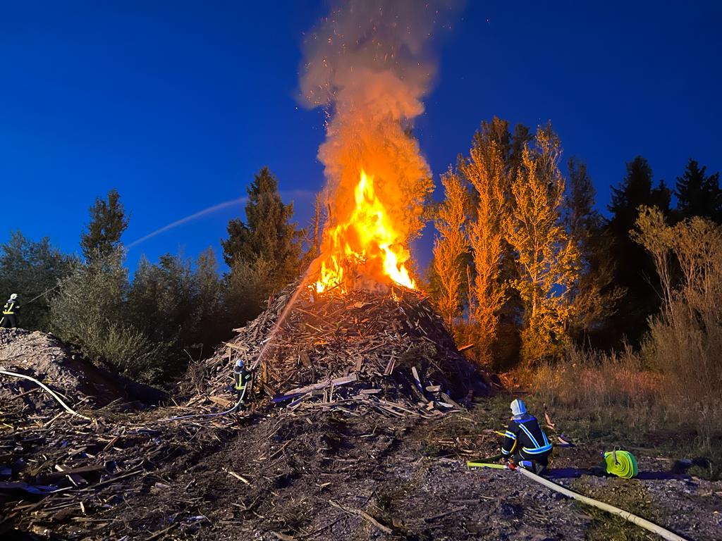 Brand Eines Holzstapels – Freiwillige Feuerwehr Timelkam